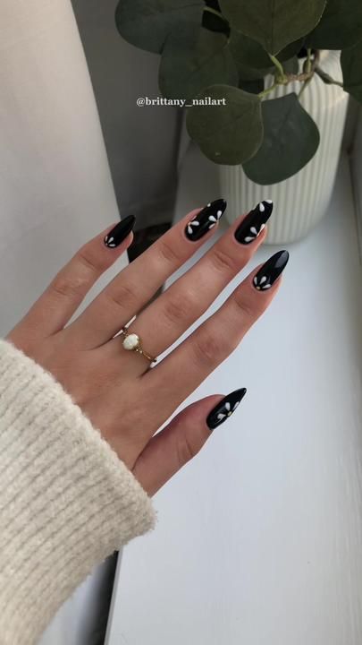 TikTok · Brittany | Nail Inspo Daisy Nails Black, Art To Do At Home, Summer Nails2023, Gel Nails Pastel, Nail Inspo Flower, Nail Designs Wedding, Classic Nail Art, Black And White Nail Art, Nail Art Diy Easy