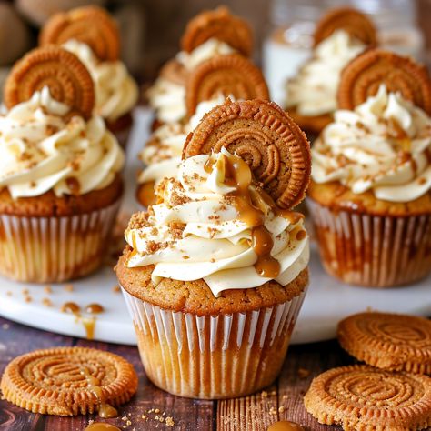 Biscoff Cupcakes Recipe Different Cupcake Recipes, Bright Cupcakes Ideas, Cupcakes With Macarons On Top, Boujee Cupcakes, Biscoff Cupcakes Recipe, Unusual Cupcakes, Biscotti Cupcakes, Crunchie Cupcakes, Mini Cupcakes Ideas