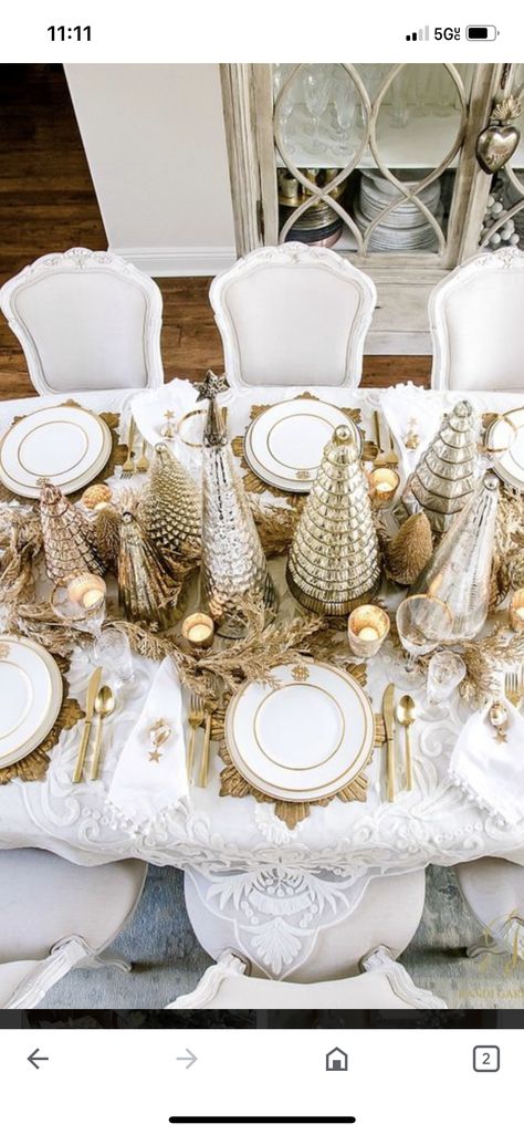 Christmas Table Deco, Gold Christmas Table, Christmas Dinner Table Settings, Green Christmas Tree Decorations, Mercury Glass Christmas Tree, Tree Centerpiece, Christmas Elegant, Centerpiece Christmas, Christmas Dining Table