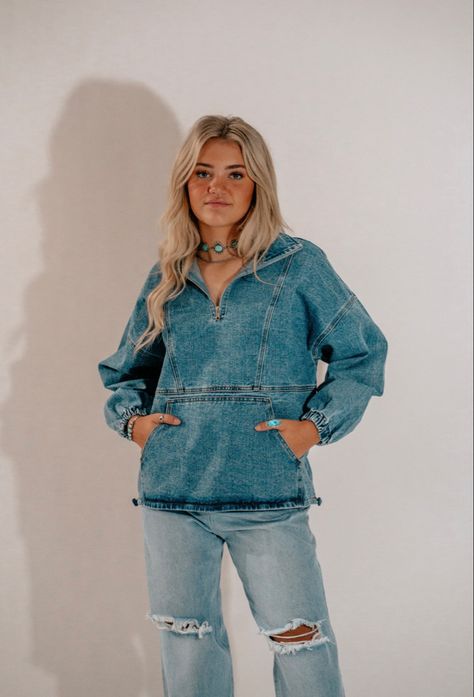 Denim On Denim Outfit Western, Casual Western Fashion, Spring Western Cotton Denim Jacket, Western Style Long Sleeve Denim Outerwear, Spring Western Denim Outerwear, Southern Outfits Women, Fall Rodeo Denim Jacket, Chic Washed Button-up Denim Jacket, Modern Western Fashion