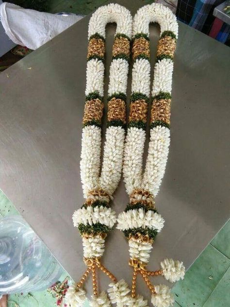 Poo Malai For Engagement, Telugu Wedding Garlands, Maalai Designs For Engagement, Maalai Designs For Marriage, Engagement Malai Design, Marriage Malai Design, Wedding Malai Design, Marriage Flower Mala, Wedding Malai Design Lotus