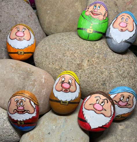 Decorate A Shelf, Sette Nani, Art Pierre, Stone Art Painting, Painted Rocks Craft, Painted Rocks Diy, Rock Painting Ideas Easy, Rock Painting Patterns, Paint Rock