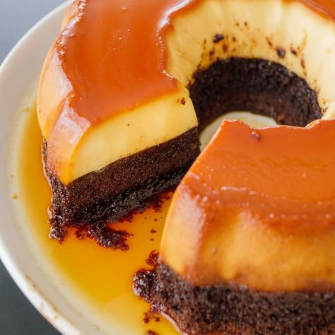 Chocoflan: A Perfect and Delicious Blend of Flan and Cake Red Velvet Flan Cake, Chocolate Cake Flan, Portuguese Flan Recipe, Chocolate Flan Bundt Cake, Easy Chocoflan Recipe Betty Crocker, Chocoflan Cake Recipe, How To Make Chocoflan, Easy Chocoflan Recipe, Mexican Chocolate Flan Cake