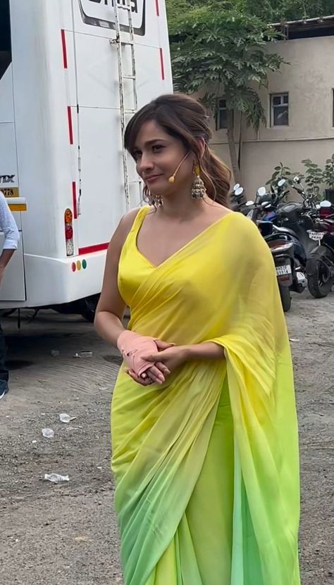 Ankita Lokhande Sarees, Plain Saree Look, Saree Plain, Chart Patterns Trading, Fashionable Saree, Ankita Lokhande, Female Photography, Saree Ideas, Trendy Outfits Indian