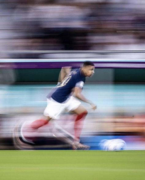 Mbappe Running, Ronaldo Running, Mbappe Art, Football Celebrations, Football Run, Aesthetic Football, Football Poses, Football Drawing, France Team