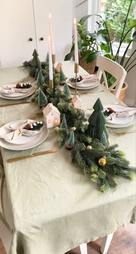 Christmas Table Design, Christmas Table Decor Ideas, Christmas Table Setting Ideas, Ideas Decoracion Navidad, Mini Christmas Tree Decorations, Table Decor Christmas, Christmas Table Setting, Christmas Dining Table, Christmas Dinner Table