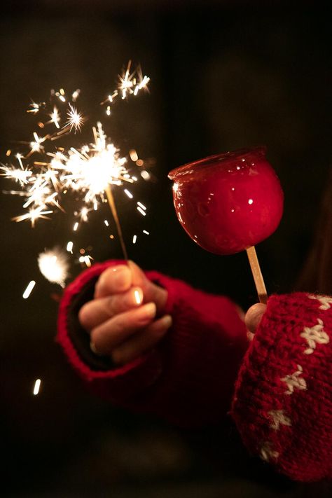 How To Make Toffee Apples At Home | Thinly Spread Bonfire Night Aesthetic, Bonfire Treats, Bonfire Night Treats, Bonfire Night Guy Fawkes, Bonfire Toffee, Bonfire Night Food, How To Make Toffee, Toffee Apples, Apples Photography