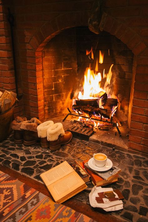 11 Cozy Photos of Fireplaces That Will Make You Want to Stay Inside All Winter - Fireplace Photos Winter Fireplace, Cabin Room, Room Country, Furniture Rustic, Cabin Living, Inspire Me Home Decor, Cozy Aesthetic, Small Cabin, Cozy Fireplace