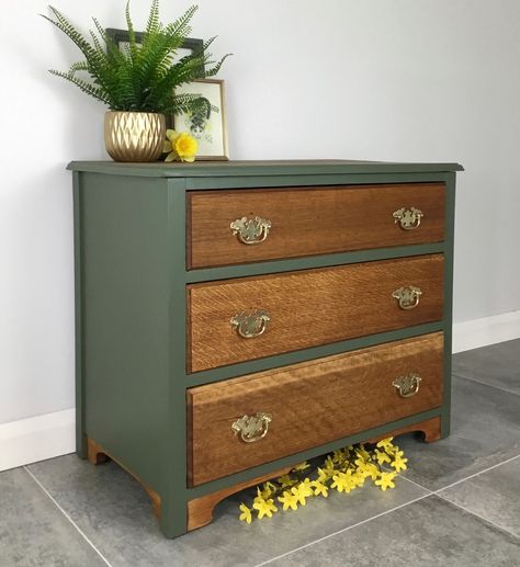 Chest Of Drawers Decor, Diy Kast, Antique Coffee Table, Dresser Vintage, Green Dresser, Revamp Furniture, Vintage Couch, Oak Chest Of Drawers, Upcycled Furniture Diy