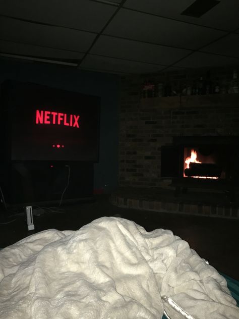 Cozy Netflix And Chill Tumblr, Netflix Aesthetic, Netflix Hacks, Netflix App, Cool Tech Gadgets Electronics, Night Couple, Gadgets Technology Awesome, Story Ideas Pictures, Photos Tumblr