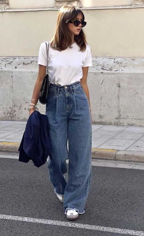 Modest Fits Jeans, Baggy Jeans Outfit Aesthetic Summer, Baggy Pants Style Women, Wide Leg Jeans Women Outfit, Basic Ootd Casual Simple, Loose Jeans Outfit For Women, High Waisted Baggy Jeans Outfit, Wide Leg Denim Jeans Outfit, Minimalistic Outfit Women