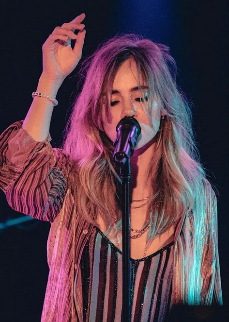 Daisy Jones Tattoo, Suki Waterhouse Tour Outfits, Melrose Meltdown, Suki Waterhouse Stage Outfits, Karen Sirko, Suki Waterhouse Melrose Meltdown, Suki Waterhouse Smiling, Suki Waterhouse Singing, American Hustle