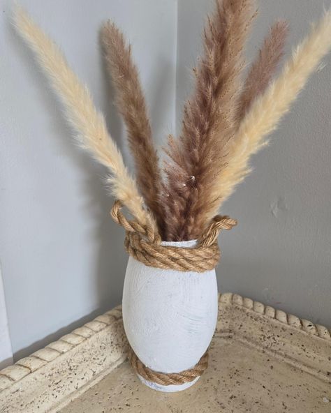 Diy rustic vase #dollartree #diyhomedecor #rusticdecor Twine Vase Diy, Diy Vase With Baking Soda, Jute Vase Diy, Jute Rope Vase Diy, Hippy Rope Vases, Rustic Vase, Diy Vase, Rustic Diy, Dollar Tree