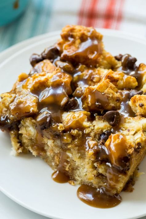 Toffee Biscuit Bread Pudding - Spicy Southern Kitchen Bourbon Deserts, Biscuit Bread Pudding Recipe, Biscuit Bread Pudding, Bojangles Biscuits, Classroom Snacks, Cinnamon Roll Bread, Bread Puddings, Dessert Places, Making Bread