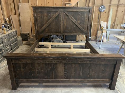 Queen Farmhouse Bed, King Size Wood Bed Frame, King Farmhouse Bed, Diy Bed Frame Plans, King Size Bed Frame Diy, Bed Headboard Ideas, Diy King Bed, Diy Farmhouse Bed, Diy King Bed Frame