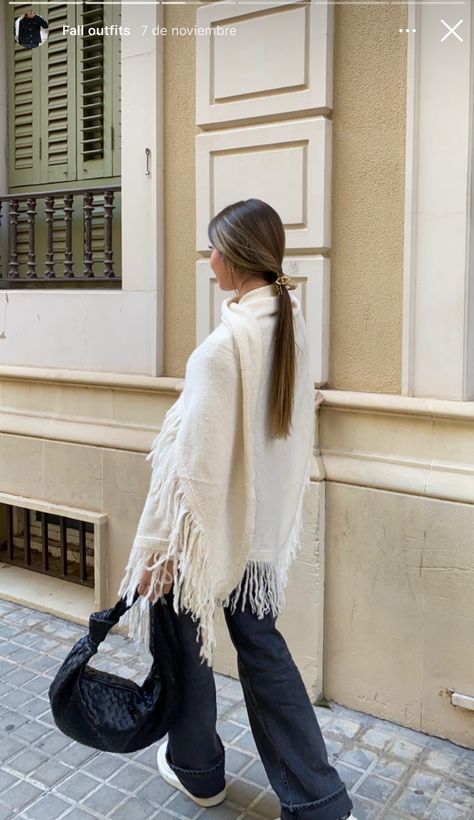 White Poncho Outfit, Poncho Outfit Winter, Cooler Weather Outfits, Poncho Outfit, Trendy Outfit Inspo, White Shawl, Cold Outfits, Stockholm Fashion, Cold Weather Outfits