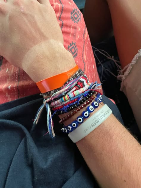 Wrist Full Of Bracelets Aesthetic, Rubber Band Bracelet Aesthetic, Lots Of Bracelets On Wrist, Skater Bracelets, Bracelets Stack, Yarn Bracelets, Bracelet Stacks, Embroidery Bracelets, Indie Jewelry