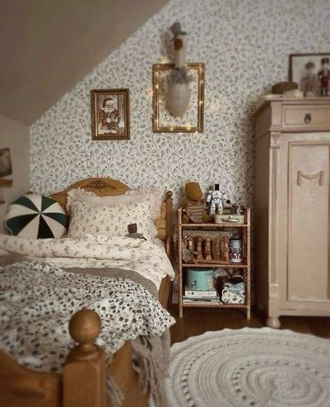 Cottagecore Kids Bedroom, Victorian Kids Room, Cottage Core Nursery, Farmhouse Kids Bedroom, Barn Home Decor, Vintage Toddler Rooms, Vintage Kids Room, Kids Bedroom Inspiration, Cottage Bedroom