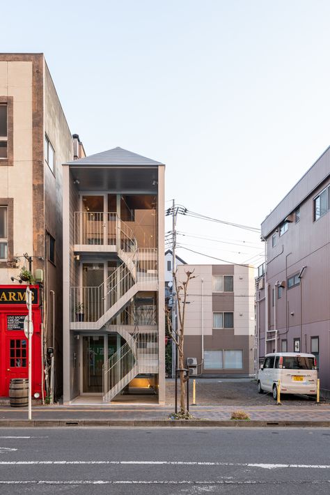 Japanese Apartment Building, Architect Office, Japanese Apartment, Small Apartment Building, External Staircase, Narrow House Designs, Commercial Design Exterior, Narrow Lot House, Exterior Stairs