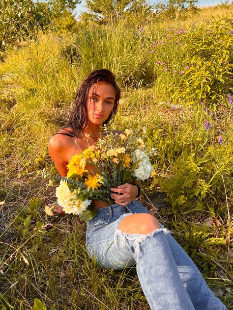 Flower On Chest Photoshoot, Flower Over Chest Photoshoot, No Top Flower Photoshoot, Flower Corset Photoshoot, Flower As Top Photoshoot, Bouquet Top Photoshoot, Flower Top Pictures, Fun Spring Photoshoot Ideas, Flowers As A Shirt Photoshoot