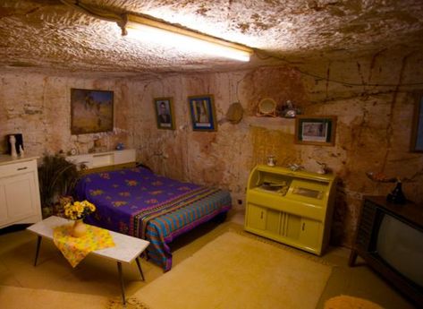 An underground home in Coober Pedy Underground Hotel, Case Sotterranee, Underground Living, Winter House Exterior, Underground Shelter, Underground Bunker, Prefab Cabins, Underground Homes, Underground Cities