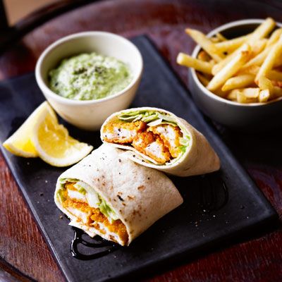 Fish finger wraps made with shredded lettuce and tartare sauce. Serve the wraps with classic french fries and drizzle with balsamic vinegar - a tasty dish that's ready in 20 minutes. Finger Wraps, Chilli Fish, Tartare Sauce, Wraps Recipes Easy, Salad Vegetables, Fish Fingers, Wrap Recipe, Fish Finger, Pub Food