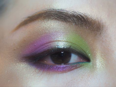 Green And Purple Eye Makeup, Purple Witch Makeup, Makeup Hooded Eyes, Witch Purple, Emo Quartet, Purple Witch, Purple Eye Makeup, Witch Makeup, Swag Makeup