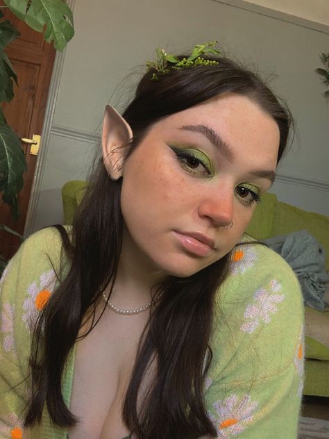 Y2k Fairy Makeup, Fairy Elf Makeup Ideas, Elves Halloween Costume, Green Elf Costume, Green Fairy Makeup Halloween, Renisance Fair Makeup, Elf Makeup Looks Natural, Faerie Makeup Natural, Earthy Fairy Makeup