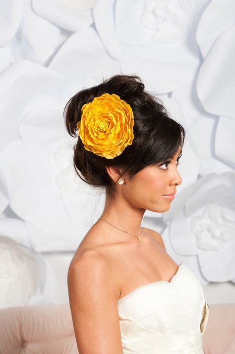 Mustard yellow flower fascinator. $84.00, via Etsy. Hair Updos For Weddings Guest, Braids Prom, Wedding Guest Fascinators, Yellow Fascinator, Guest Hair, Fascinator Hairstyles, Flower Fascinator, Wedding Guest Hairstyles, Hair Adornments