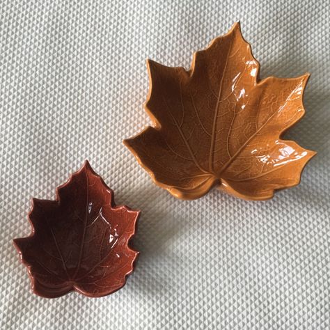 Absolutely Beautiful Pieces! Selling Together. Have Some Tiny Nicks On Edges That Were Purchased Like That. As Is And Without Box, Did Not Come In One. Still Has Sticker Tag On Undeside. Perfect For Autumn Decor! Maple Leaf Ceramic Decorative Bowl Dish Set Small Ceramic Trinkets, Ceramics Halloween Ideas, Ceramic Leaf Bowl, Autumn Clay Ideas, Thanksgiving Ceramics, Cool Ceramics Projects, Thanksgiving Pottery, Fall Ceramics, Fall Pottery