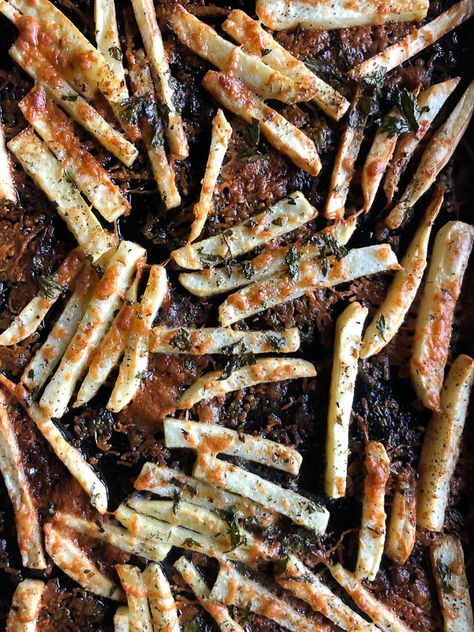 Want to impress dinner guests? Make these crispy Italian Fries! A combination of melted cheese and Italian herbs will level up your baked oven fry game. Recipe on Shutterbean.com! Italian Fries, Crispy Potato Skins, Oven Baked Fries, Loaded Potatoes, Crispy Cheese, Crispy Fry, Baked Fries, Potato Skins, Fries In The Oven