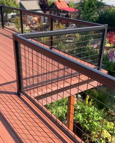 Steel Porch Ideas, Hog Wire Porch Railing, Hog Panel Deck Railing, Exterior Railing Ideas, Metal Railings Outdoor, Metal Deck Railing Ideas, Hog Wire Deck Railing, Farmhouse Balcony, Front Porch Railing Ideas