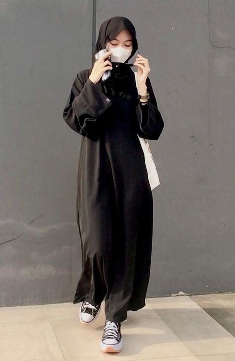 Black Outfit With Hijab, Muslimah Black Outfit, Mafia Outfit Women Hijab, All Black Outfit Hijab, Black Style Hijab, All Black Hijab Outfit, Black Dress Hijab, Black Hijab Dress, Umroh Outfit