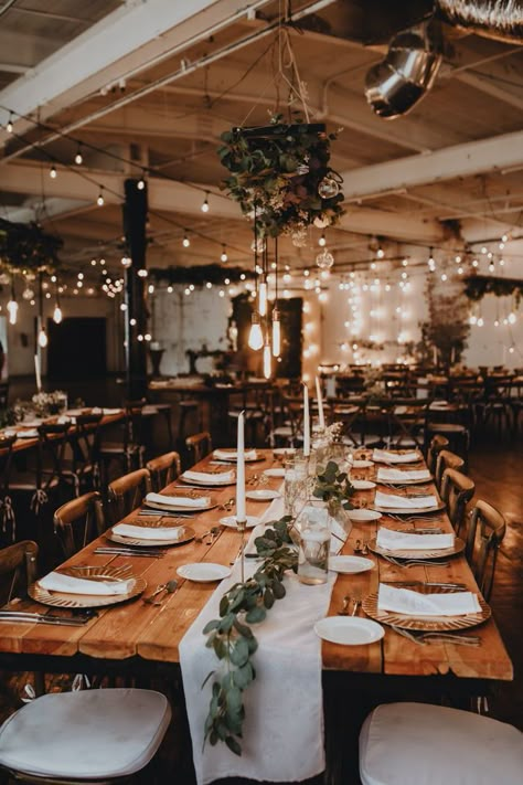 Casual Elegance Wedding Decor, Classic Industrial Wedding, Minimalist Chic Wedding Decor, Wedding Decorations Restaurant, Rustic Restaurant Wedding, Classic Modern Wedding Aesthetic, Modern Barn Wedding Decor, Summer Wedding Reception Ideas Indoor, Industrial Minimalist Wedding