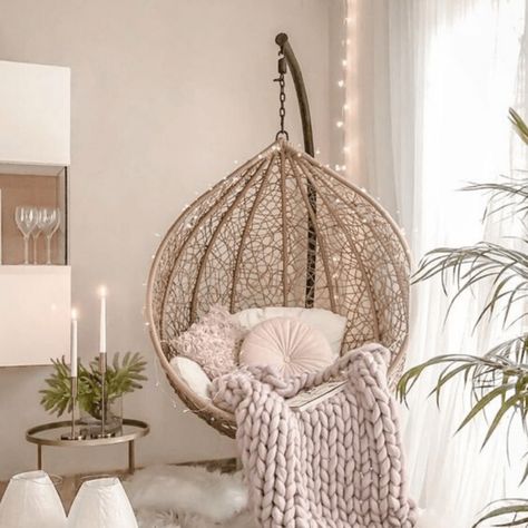 Hanging chairs for a cosy and stylish décor - Missmv.com Hanging Chair Living Room, Modern Hanging Chairs, Bedroom Hanging Chair, Swing Chair Bedroom, Hanging Chair From Ceiling, Hanging Egg Chair, Christmas Room Decor, Cute Bedroom Decor, Christmas Room