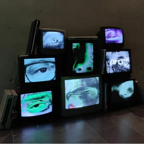 Tv Installation Ideas, Old Tv Art Installation, Tv Installation Art, Tv Art Installation, Crt Aesthetic, Crt Tv Aesthetic, Asylum Room, Grunge Decor, Tv Static