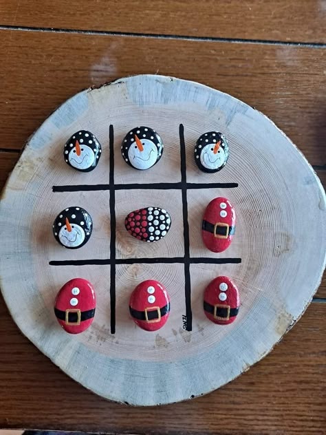 Tic Tac Toe Rocks, Christmas Tic Tac Toe, Beach Glass Crafts, Painted Rocks Kids, Christmas Rock, Holiday Recipes Christmas, Diy Christmas Decorations Easy, Kids' Crafts, Stone Crafts