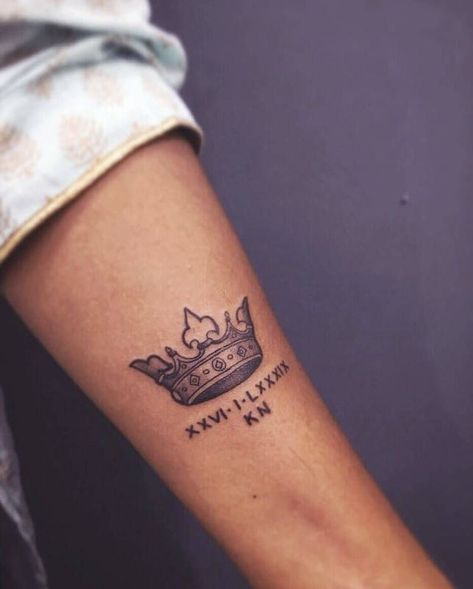 Crown Tattoo Ideas, Simple Crown Tattoo, Symbol Tattoos With Meaning, Letter S Tattoo, Crown Tattoos, Simple Tats, Garter Tattoo, Roman Numeral Tattoo, Numeral Tattoo