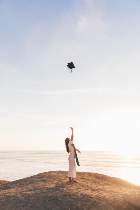 Beachy Graduation Pictures, Graduation Photoshoot Ideas Beach, Beach Sunset Grad Pics, Ocean Graduation Pictures, College Graduation Beach Pictures, Beach Pictures Graduation, Beach Photoshoot Graduation, Grad Cap Photos, Grad Pics At The Beach