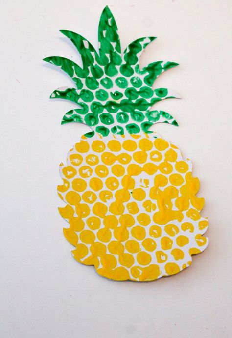 Bubble Wrap Printed Fruit & Veg - In The Playroom Bubble Wrap Crafts, Bubble Wrap Art, Diy With Kids, Pineapple Crafts, Bubble Fruit, Vegetable Crafts, Fruit Crafts, Bubble Painting, Daycare Crafts