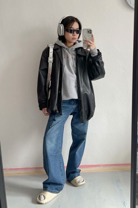 Outfit inspo, street wear, street style, baggy jeans, baggy fit, gray hoodie, yeezy slides, black sunglasses, airpods max, vintage leather jacket Yeezy Slides Black Outfit, Hoodie Leather Jacket Outfits, Street Style Baggy, Gray Hoodie Outfit, Yeezy Slides Outfit, Outfits With Baggy Jeans, Style Baggy Jeans, Max Aesthetic, Leather Jacket Hoodie