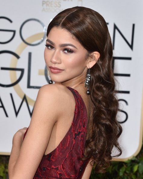 Seen at: 2016 Golden Globes We were practically blinded by All. That. Shine. The Disney Channel star proved she's all grown up with smoky eyes and picture-perfect hair styled into voluminous curls. Hairstyles Zendaya, Golden Globes Hair, Latest Black Hairstyles, Estilo Zendaya, Zendaya Hair, Formal Hairstyles For Long Hair, Red Carpet Hair, Peinados Fáciles Para Cabello Corto, Wedding Hair Down