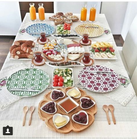 Turkish Table Setting, Turkish Breakfast Table, Table Presentation, Breakfast Table Setting, Turkish Breakfast, Reception Food, Protein Breakfast Recipes, Styling A Buffet, Buffet Food