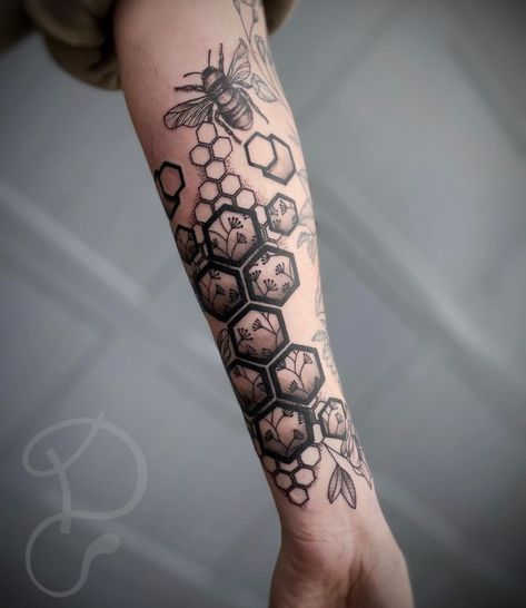 Hexagon Tattoo, Honeycomb Tattoo, Feminine Tattoo Sleeves, Key Tattoos, Insect Tattoo, Flower Tattoo Shoulder, Floral Tattoo Sleeve, Sketch Tattoo Design, Leg Tattoos Women