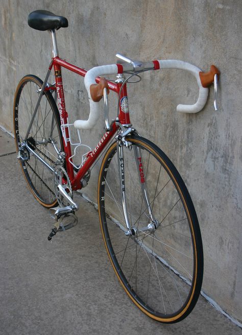 Andy Hampsten's Levis Pinarello team bike that he rode in the 1986 Coors Classic. Found on http://www.velocipedesalon.com Cycling Memes, Bici Retro, Bike Swag, Classic Road Bike, Road Bike Vintage, Thigh Workout, Steel Bicycle, Bicycle Gear, Velo Vintage