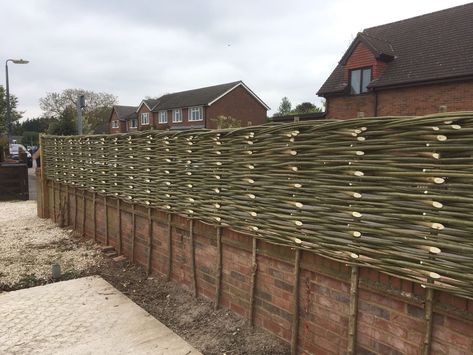 U Shaped Kitchen Island, Kitchen Courtyard, Slatted Fence, Wattle Fence, Fence Trellis, Slatted Fence Panels, Willow Fence, Back Garden Ideas, Front Garden Ideas