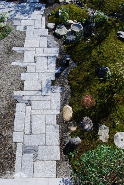 Private Home Garden “Bansei Seiryu-no-Niwa” | Gardens | UEYAKATO Landscape [Japanese garden company in Kyoto] Japanese Patio, Japanese Landscaping, Japanese House Garden, Backyard Envy, Paver Path, Courtyard Ideas, Japanese Garden Landscape, Stone Paving, Walkways Paths