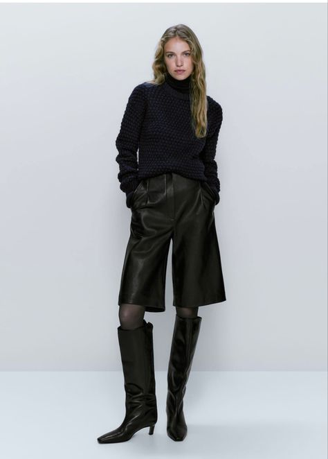 Bermuda Shorts Outfit Fall, Leather Short Pants Outfit, Black Shorts Outfit Winter, Black Bermuda Shorts Outfit, Tights Winter Outfit, Outfit Bermuda, Winter Shorts Outfits, Long Boots Outfit, Bermuda Shorts Outfit