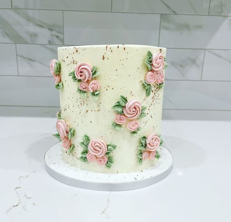 Mini Rosette Cake, Rose Cake Designs Birthday, Rose Flower Birthday Cake, Elegant Buttercream Cake, Rose Decorated Cake, Roses Cake Design, Embroidery Cake Design, Simple Flower Cake Design, Roses Cake Birthday