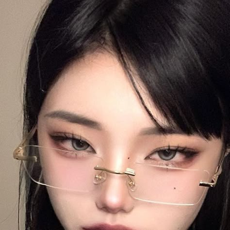 Fashion Eyeglasses Trendy, Y2k Glasses Aesthetic, Dark Side Makeup, Pelo Ulzzang, Korean Sunglasses, Y2k Glasses, Classy Glasses, Glasses Frames Trendy, Glasses Inspiration